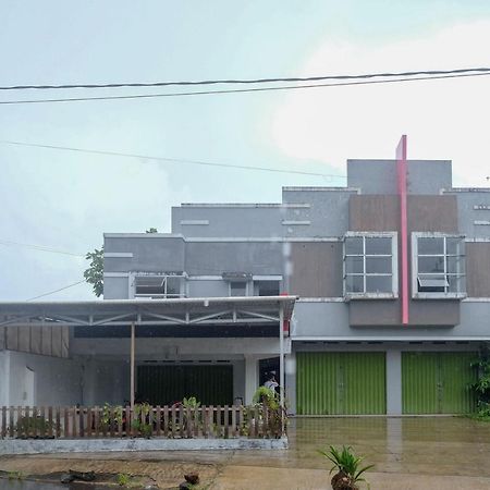 Hotel Reddoorz At Lapangan Bandara Sam Ratulangi Manado Exteriér fotografie